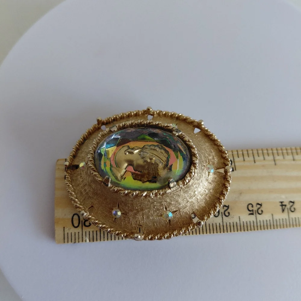 1968 Judy Lee Faceted Heliotrope Glass Reverse Cameo Broch  Enhancer Aurora Bor